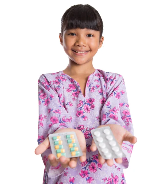 Ung flicka och medicin tabletter — Stockfoto