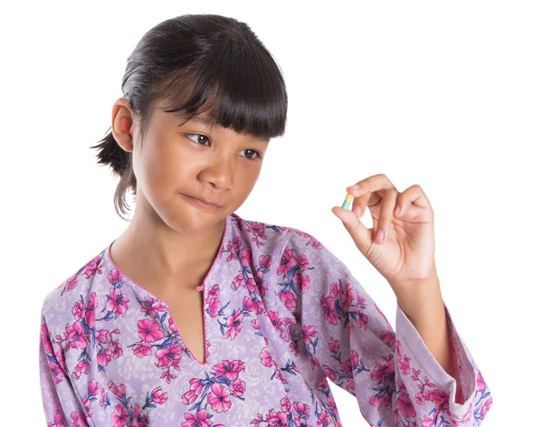 Menina jovem e comprimidos de medicina — Fotografia de Stock