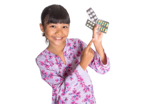 Menina jovem e comprimidos de medicina — Fotografia de Stock