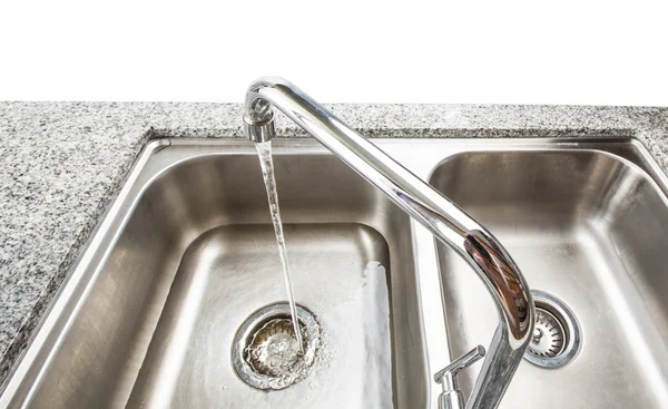 Versando acqua dal rubinetto — Foto Stock