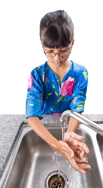 Joven chica lavándose las manos — Foto de Stock