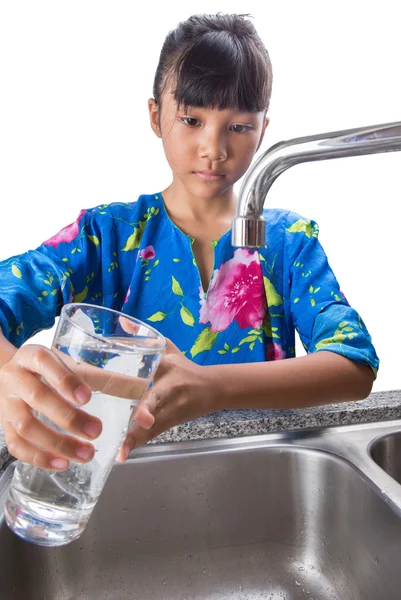 Vidrio de llenado de chica joven con agua — Foto de Stock