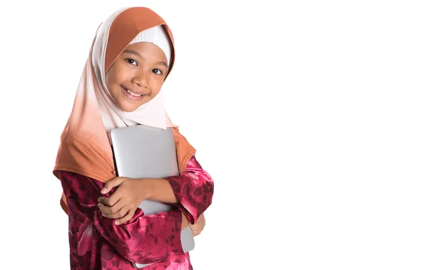 Chica musulmana joven con ordenador portátil —  Fotos de Stock