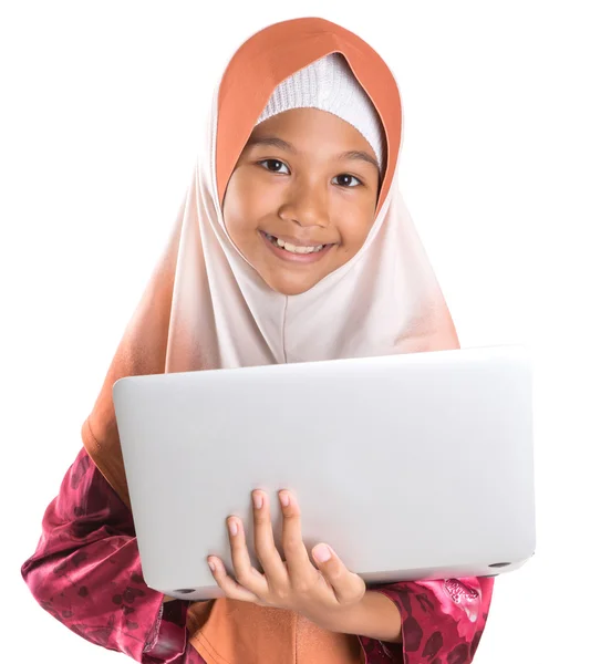 Menina muçulmana jovem com laptop — Fotografia de Stock