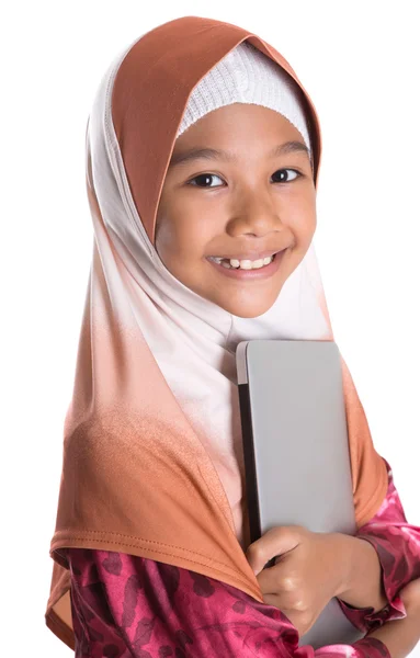 ラップトップで若いイスラム教徒の少女 — ストック写真