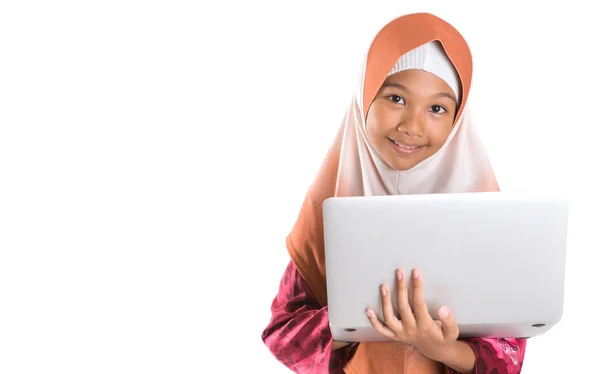 Menina muçulmana jovem com laptop — Fotografia de Stock