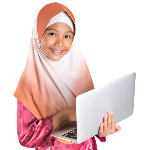 Menina muçulmana jovem com laptop — Fotografia de Stock