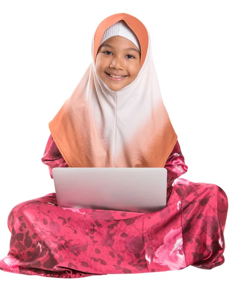 Ung muslimsk tjej med laptop — Stockfoto