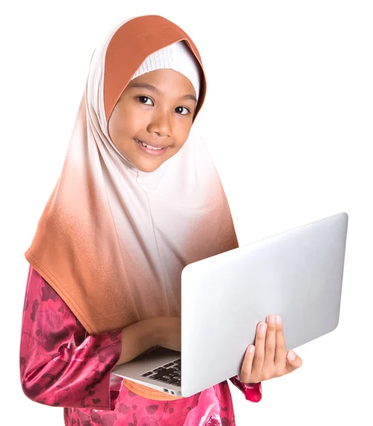 Menina muçulmana jovem com laptop — Fotografia de Stock