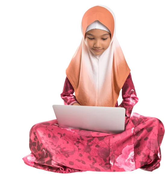 Moslim meisje met laptop — Stockfoto