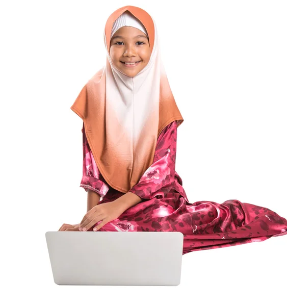 Chica musulmana joven con ordenador portátil —  Fotos de Stock