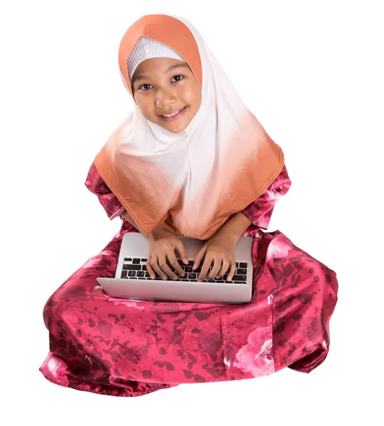 Ung muslimsk tjej med laptop — Stockfoto