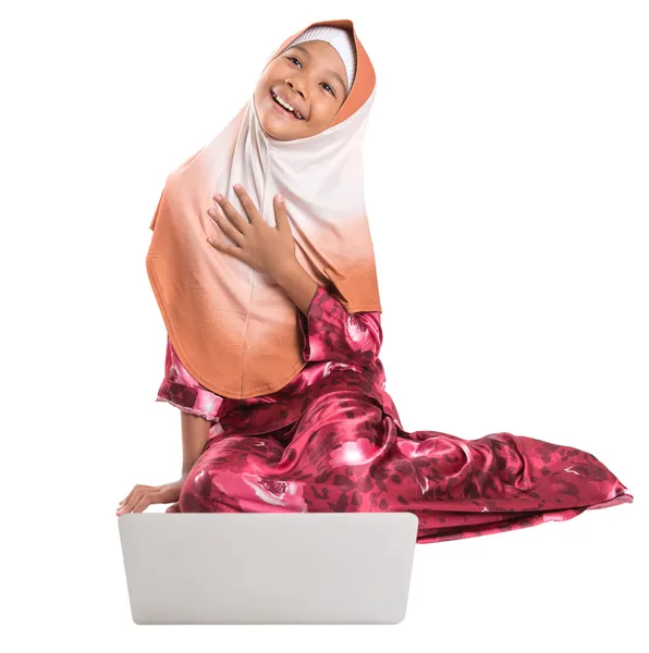 Muslimská dívka s notebookem — Stock fotografie