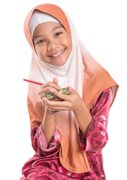 年轻的穆斯林女孩，记事本 — 图库照片