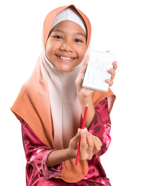 メモ帳で若いイスラム教徒の少女 — ストック写真