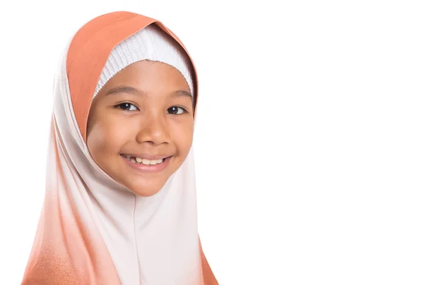 Moslim meisje met hijab — Stockfoto