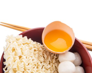 ongekookt noodle en ingrediënten