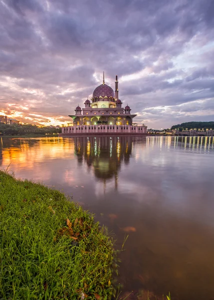 Mesquita ao amanhecer — Fotografia de Stock