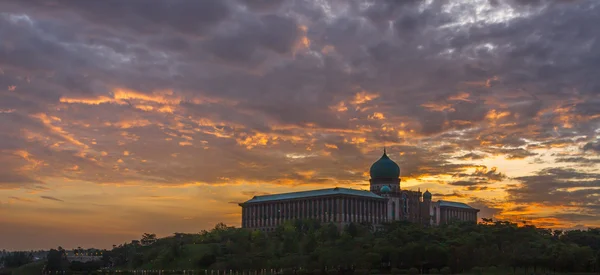 Modernes Gebäude im Morgengrauen, Malaysia — Stockfoto