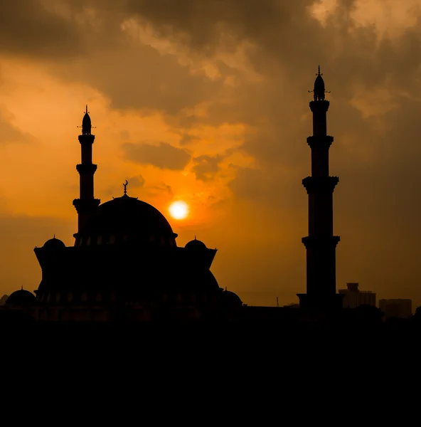 Силуэт мечети — стоковое фото