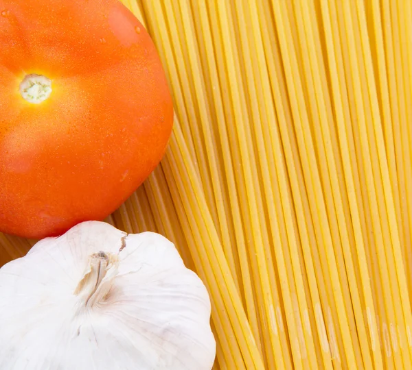 Garlic, Tomato and Dried Spaghetti — Stock Photo, Image