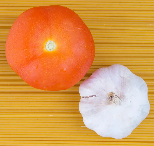 Garlic, Tomato and Dried Spaghetti — Stock Photo, Image