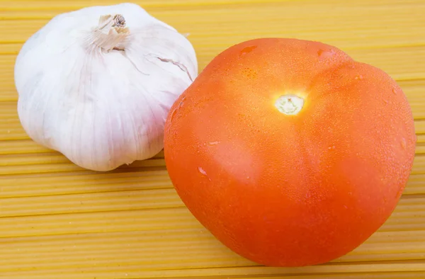 Garlic, Tomato and Dried Spaghetti — Stock Photo, Image