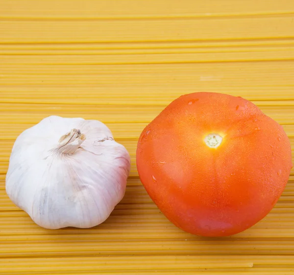 Garlic, Tomato and Dried Spaghetti — Stock Photo, Image