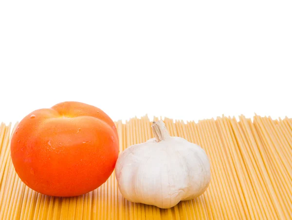 Knoblauch, Tomaten und getrocknete Spaghetti — Stockfoto