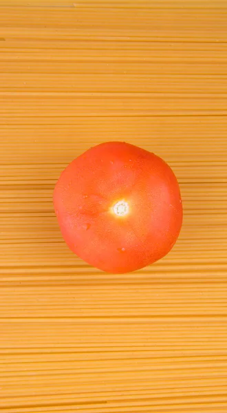 Espaguete seco e tomate — Fotografia de Stock