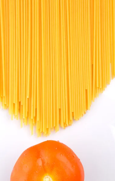 Сушеные спагетти и помидоры — стоковое фото