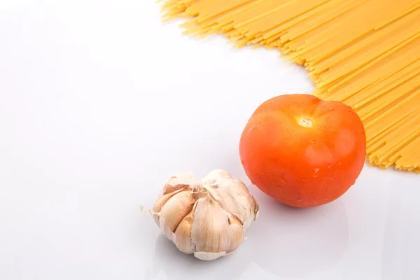 Garlic, Tomato and Dried Spaghetti — Stock Photo, Image