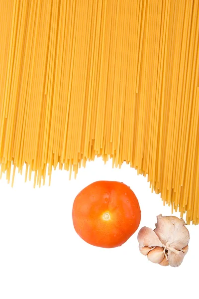 Часник, томатами та сушені спагетті — стокове фото