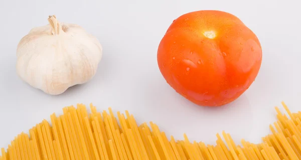 Garlic, Tomato and Dried Spaghetti — Stock Photo, Image