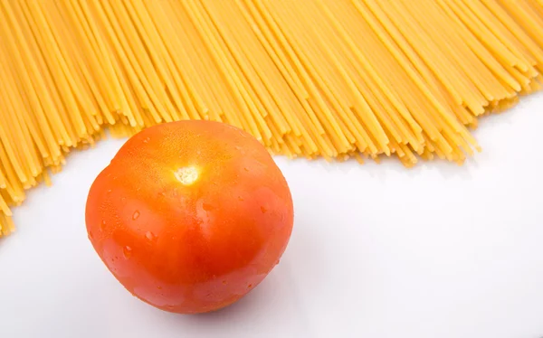 Kurutulmuş makarna ve domates — Stok fotoğraf
