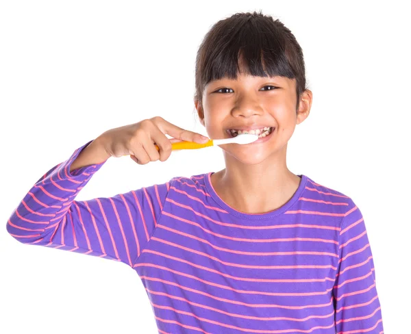 歯ブラシを持つ若い女の子 — ストック写真