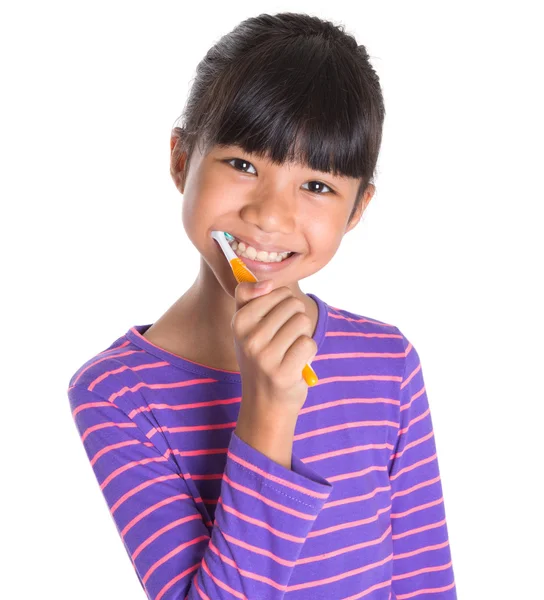 Молодая девушка с зубной щеткой — стоковое фото