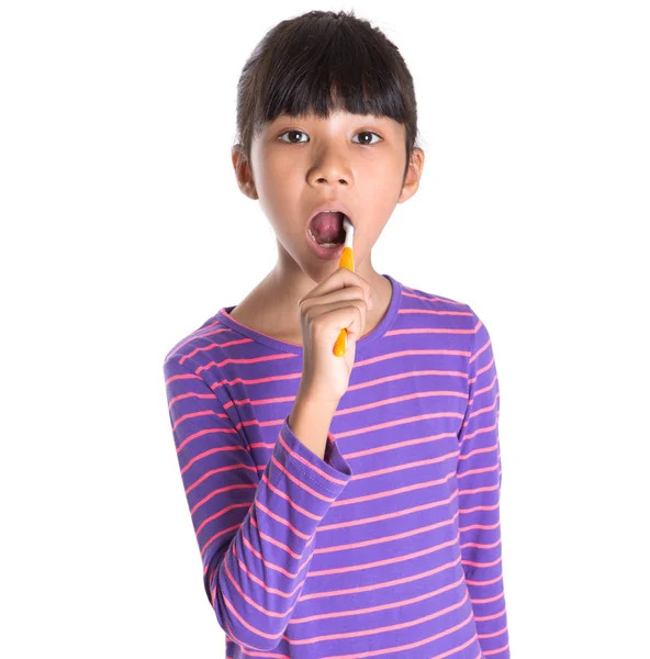Junges Mädchen mit Zahnbürste — Stockfoto