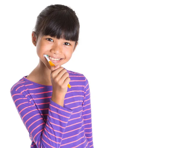 Chica joven con cepillo de dientes —  Fotos de Stock