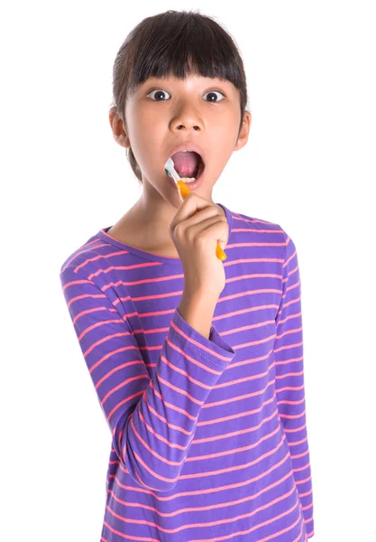 Jeune fille avec brosse à dents — Photo