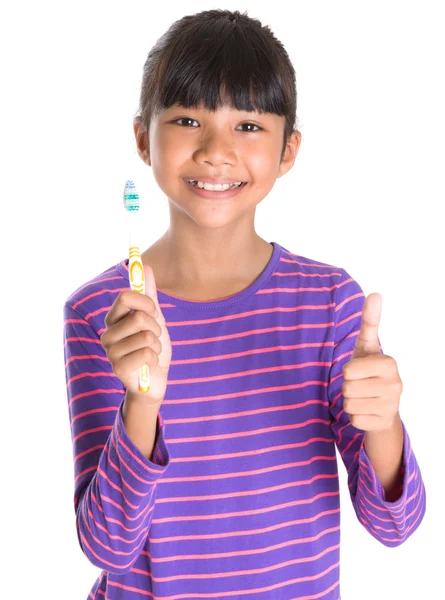 Молодая девушка с зубной щеткой — стоковое фото