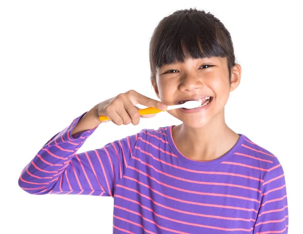 Chica joven con cepillo de dientes —  Fotos de Stock