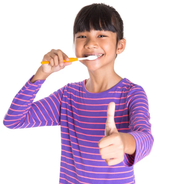 Jeune fille avec brosse à dents — Photo