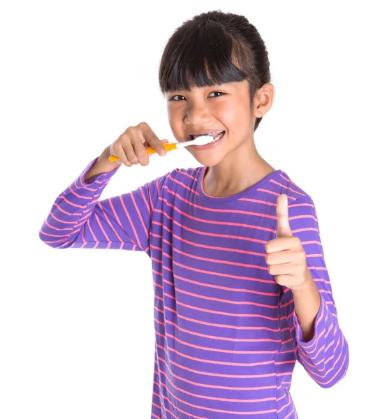 Chica joven con cepillo de dientes —  Fotos de Stock