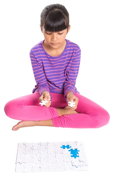 Chica joven jugando Jigsaw Puzzle — Foto de Stock