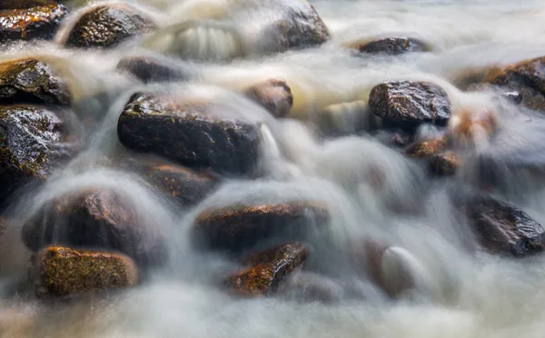 Flusswasser Bewegungsunschärfe — Stockfoto