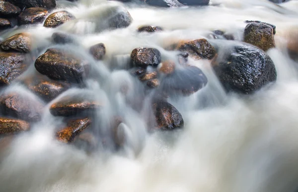 河流水运动模糊 — 图库照片