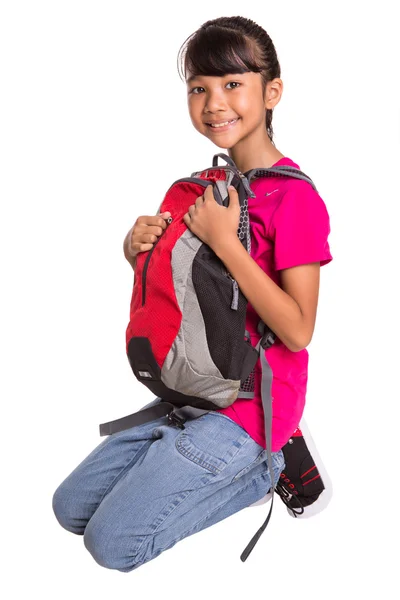 Молодая девушка с рюкзаком — стоковое фото
