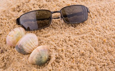 kum üzerinde güneş gözlüğü