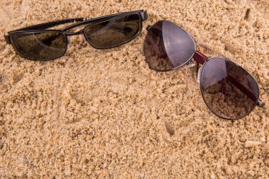 kum üzerinde güneş gözlüğü